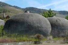 Grote stenen structuren in een wijnlandschap